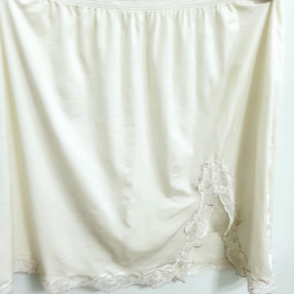 Vanity Fair Large Cream Lace Trim Slip